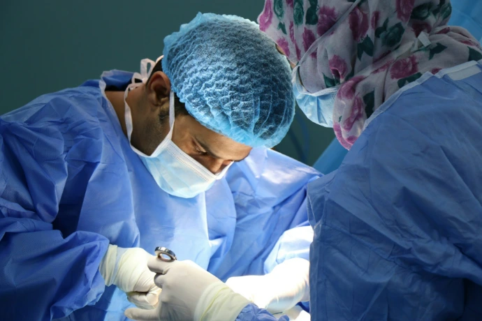médico en operación